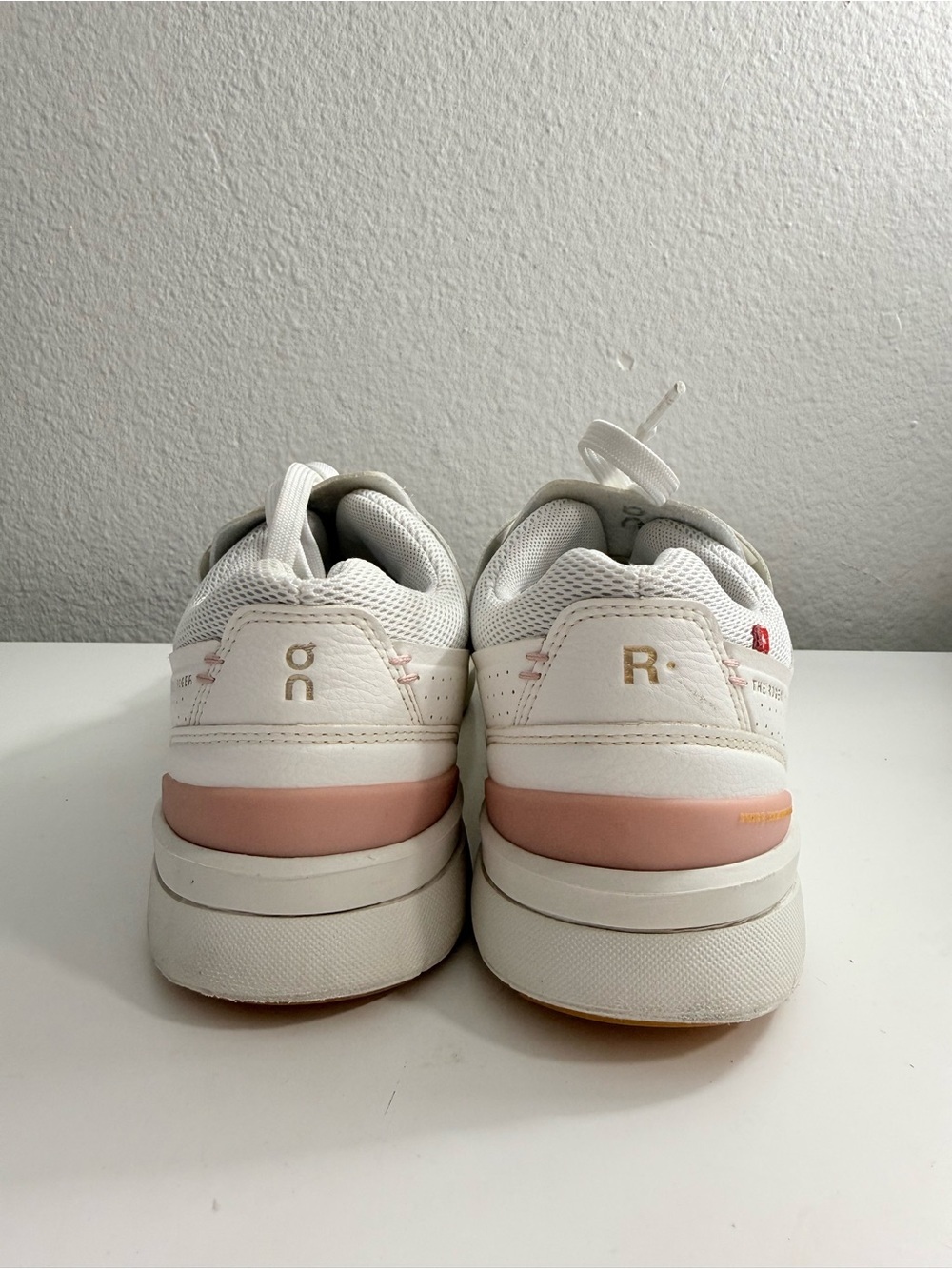 On the Roger centre court women size 7.5 white  Sneakers with Pink and Gold - Picture 5 of 8